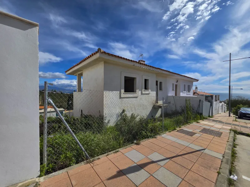SEMI-DETACHED HOUSE WITH SEA VIEWS AND GREAT POTENTIAL IN LA DUQUESA