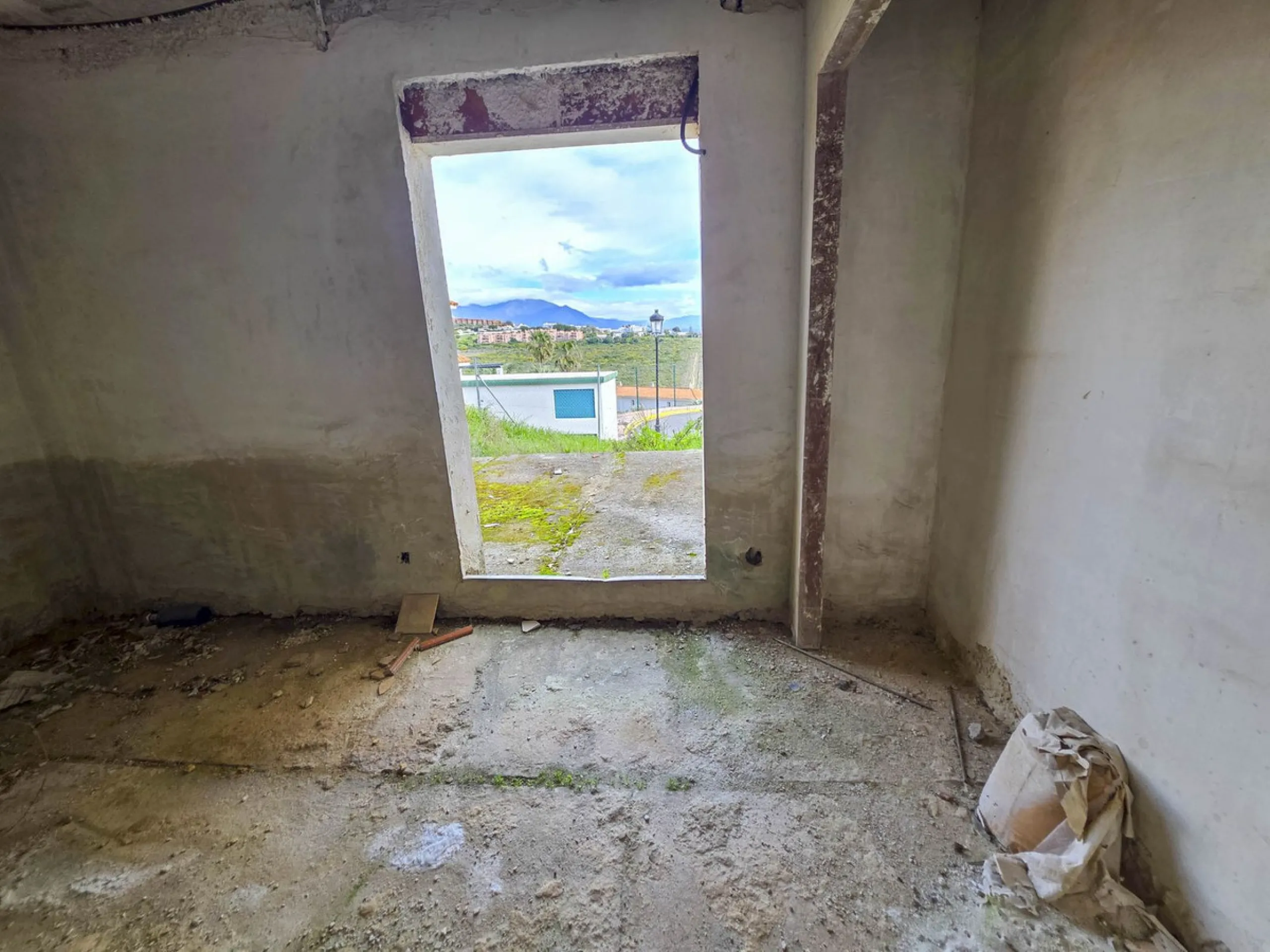 SEMI-DETACHED HOUSE WITH SEA VIEWS AND GREAT POTENTIAL IN LA DUQUESA