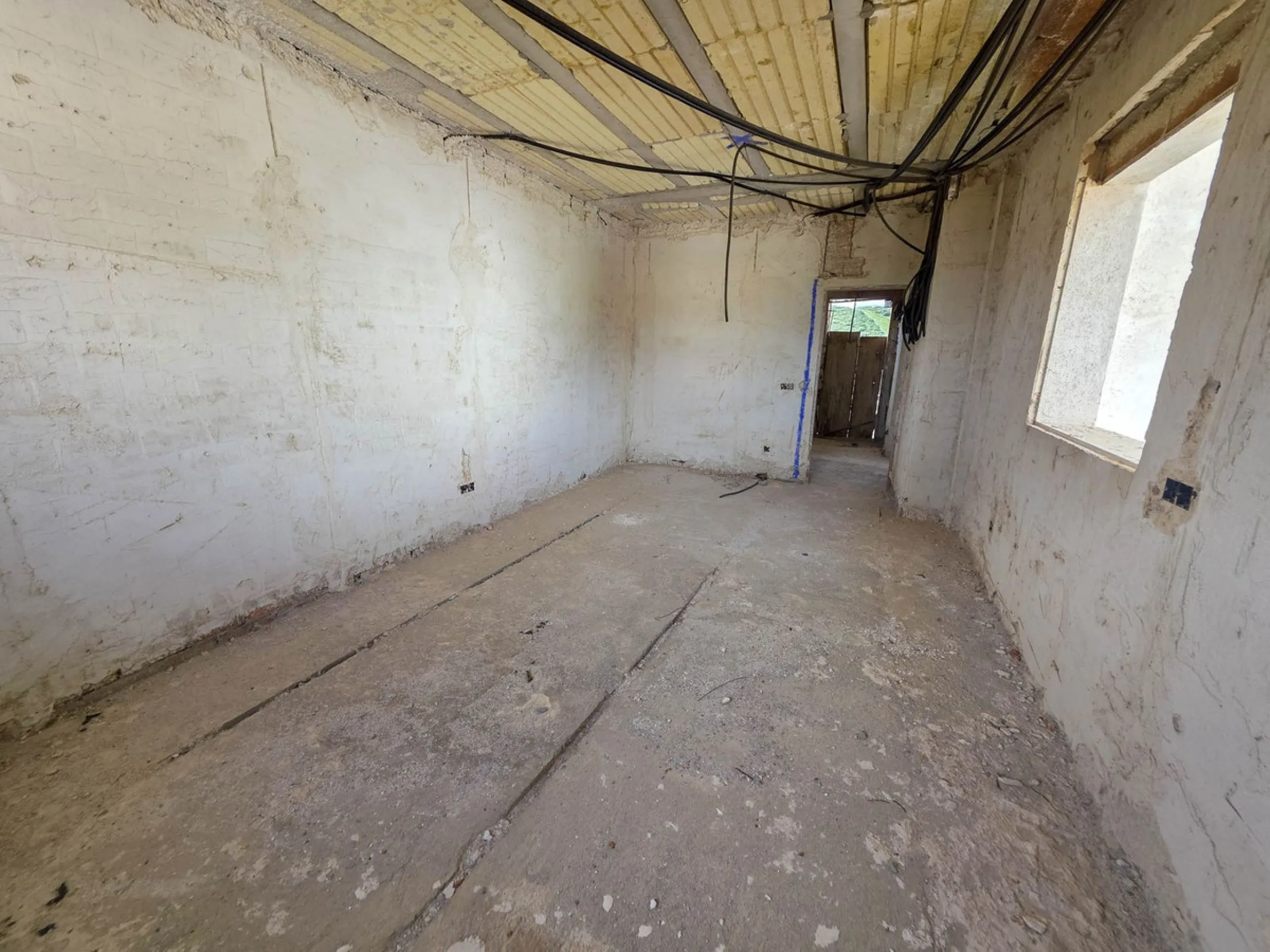 SEMI-DETACHED HOUSE WITH SEA VIEWS AND GREAT POTENTIAL IN LA DUQUESA