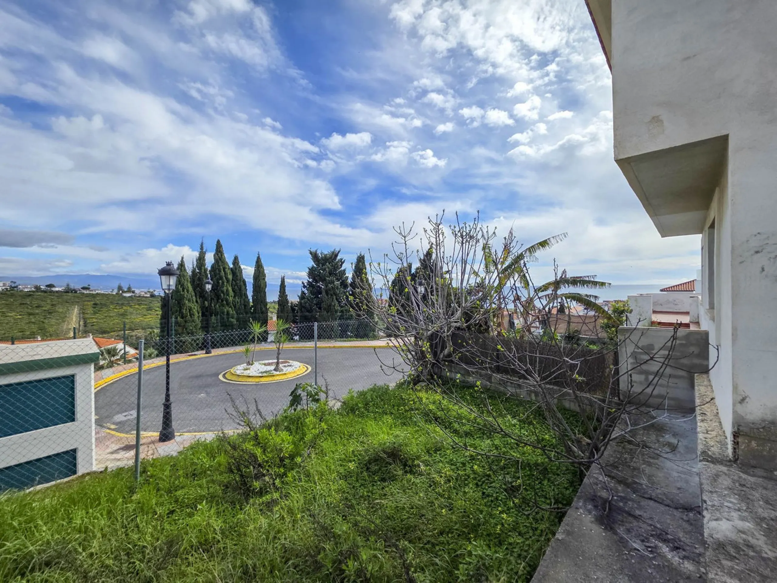 SEMI-DETACHED HOUSE WITH SEA VIEWS AND GREAT POTENTIAL IN LA DUQUESA