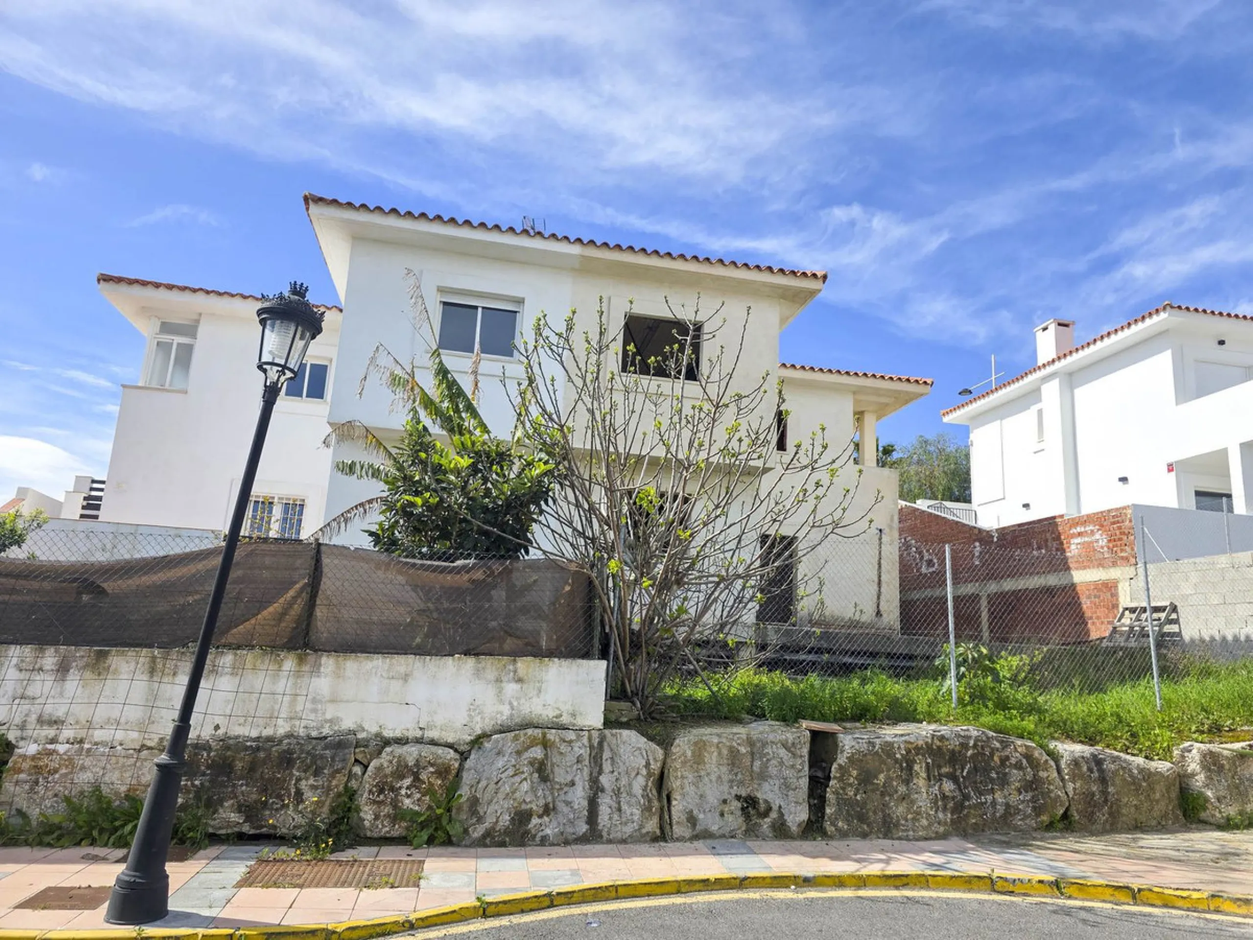 SEMI-DETACHED HOUSE WITH SEA VIEWS AND GREAT POTENTIAL IN LA DUQUESA