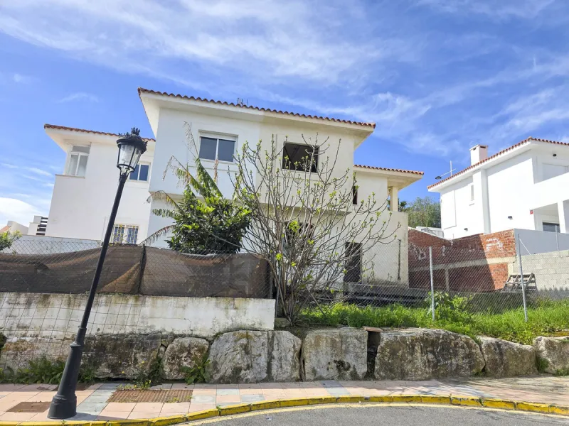 SEMI-DETACHED HOUSE WITH SEA VIEWS AND GREAT POTENTIAL IN LA DUQUESA