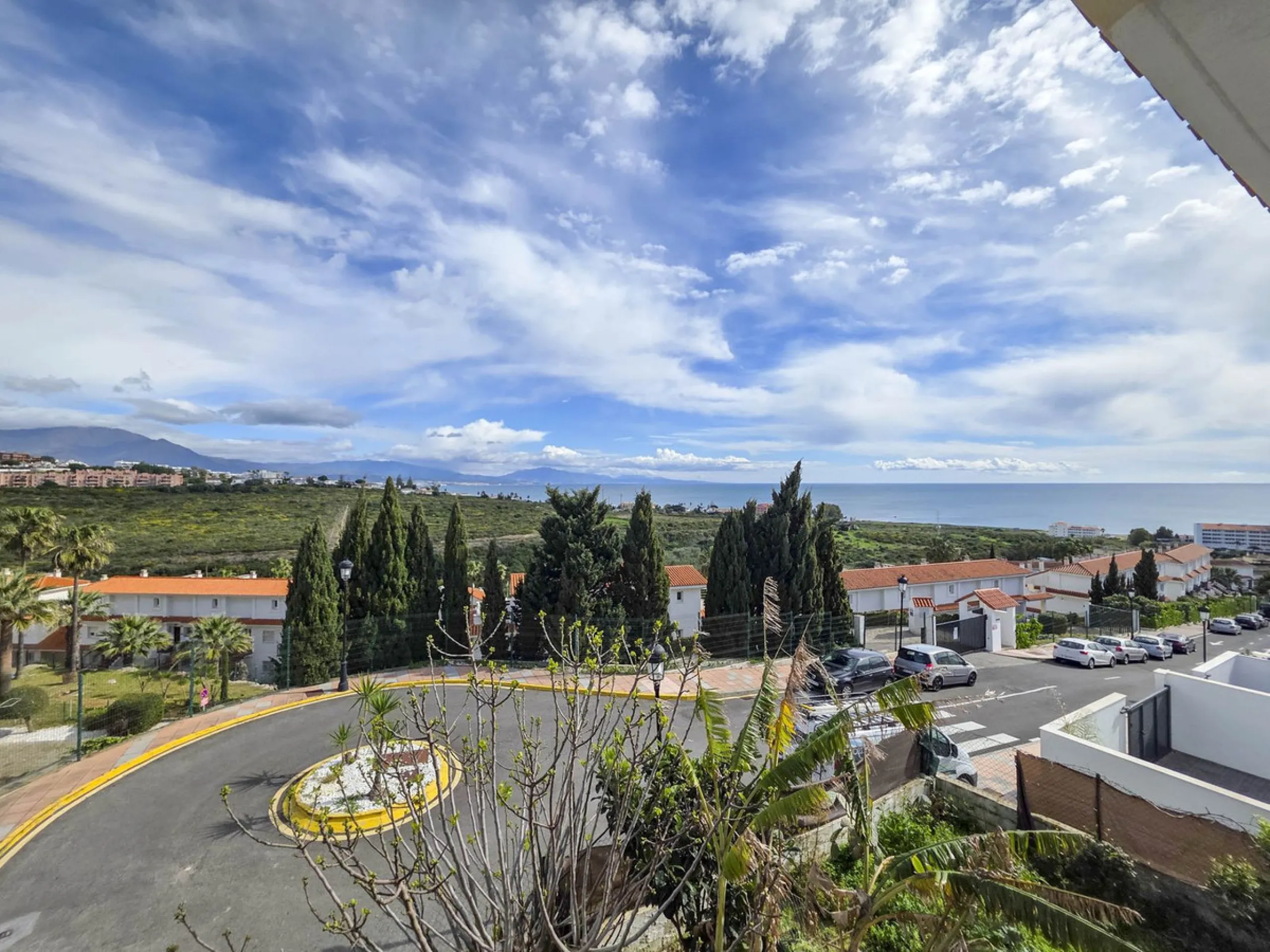 SEMI-DETACHED HOUSE WITH SEA VIEWS AND GREAT POTENTIAL IN LA DUQUESA