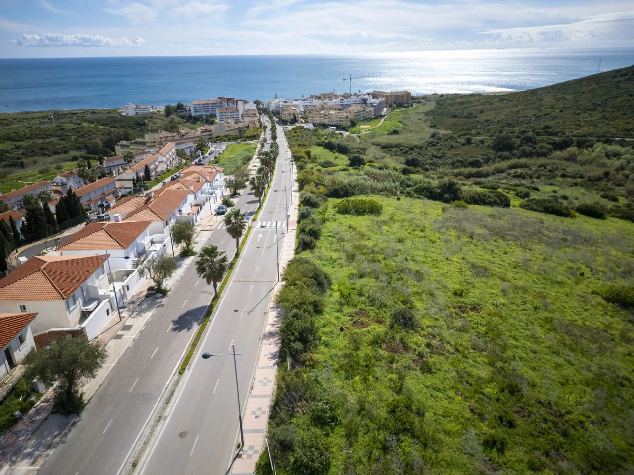 SEMI-DETACHED HOUSE WITH SEA VIEWS AND GREAT POTENTIAL IN LA DUQUESA
