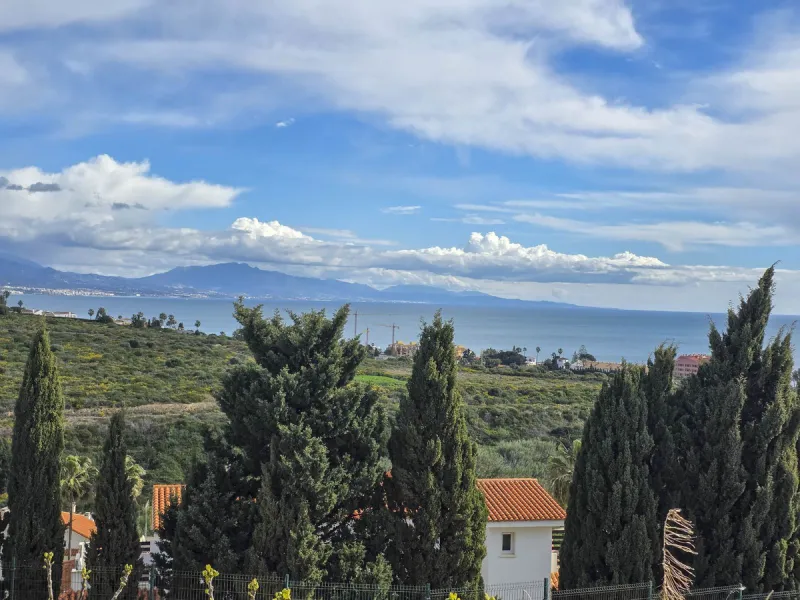 SEMI-DETACHED HOUSE WITH SEA VIEWS AND GREAT POTENTIAL IN LA DUQUESA