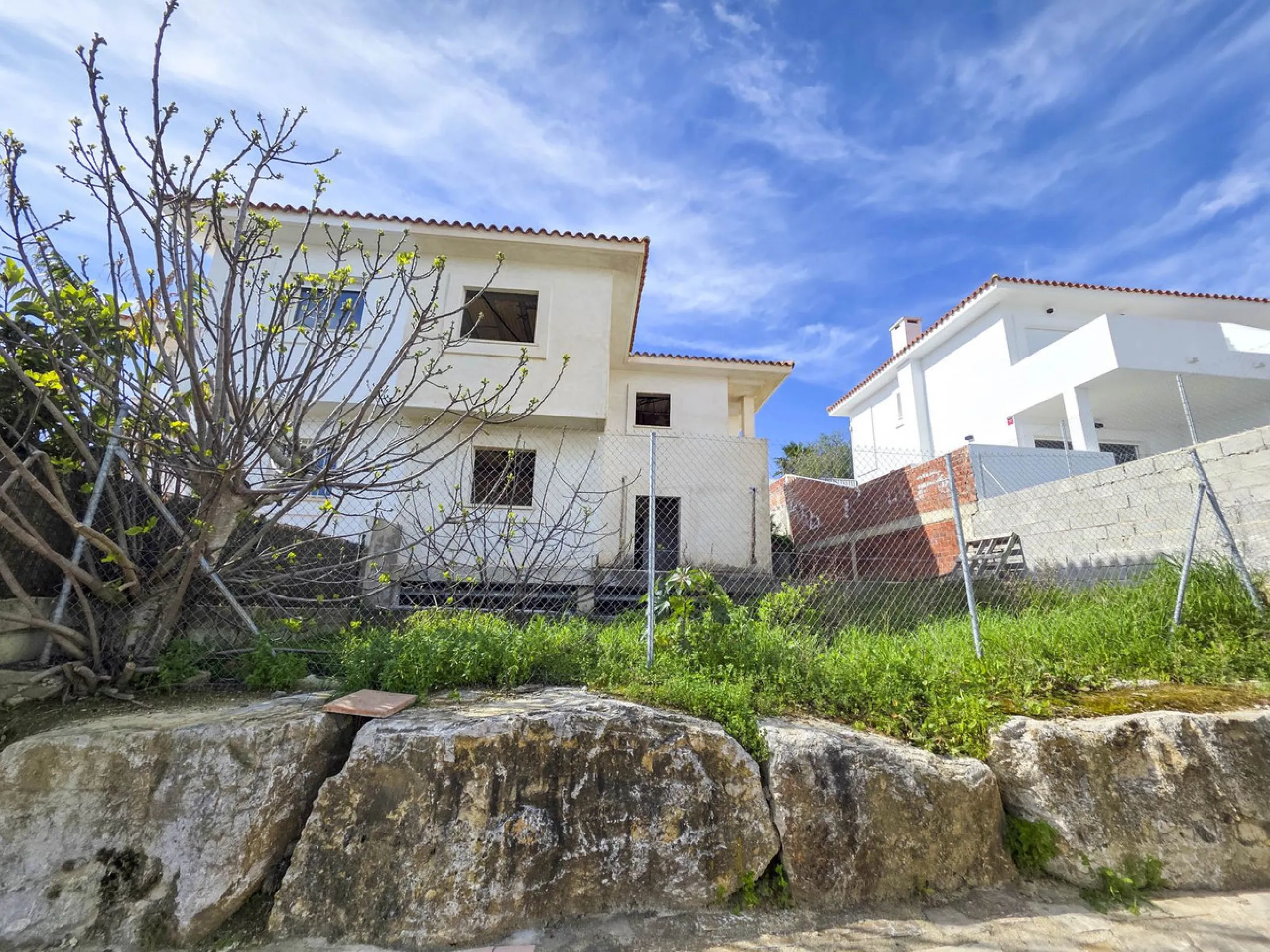 SEMI-DETACHED HOUSE WITH SEA VIEWS AND GREAT POTENTIAL IN LA DUQUESA