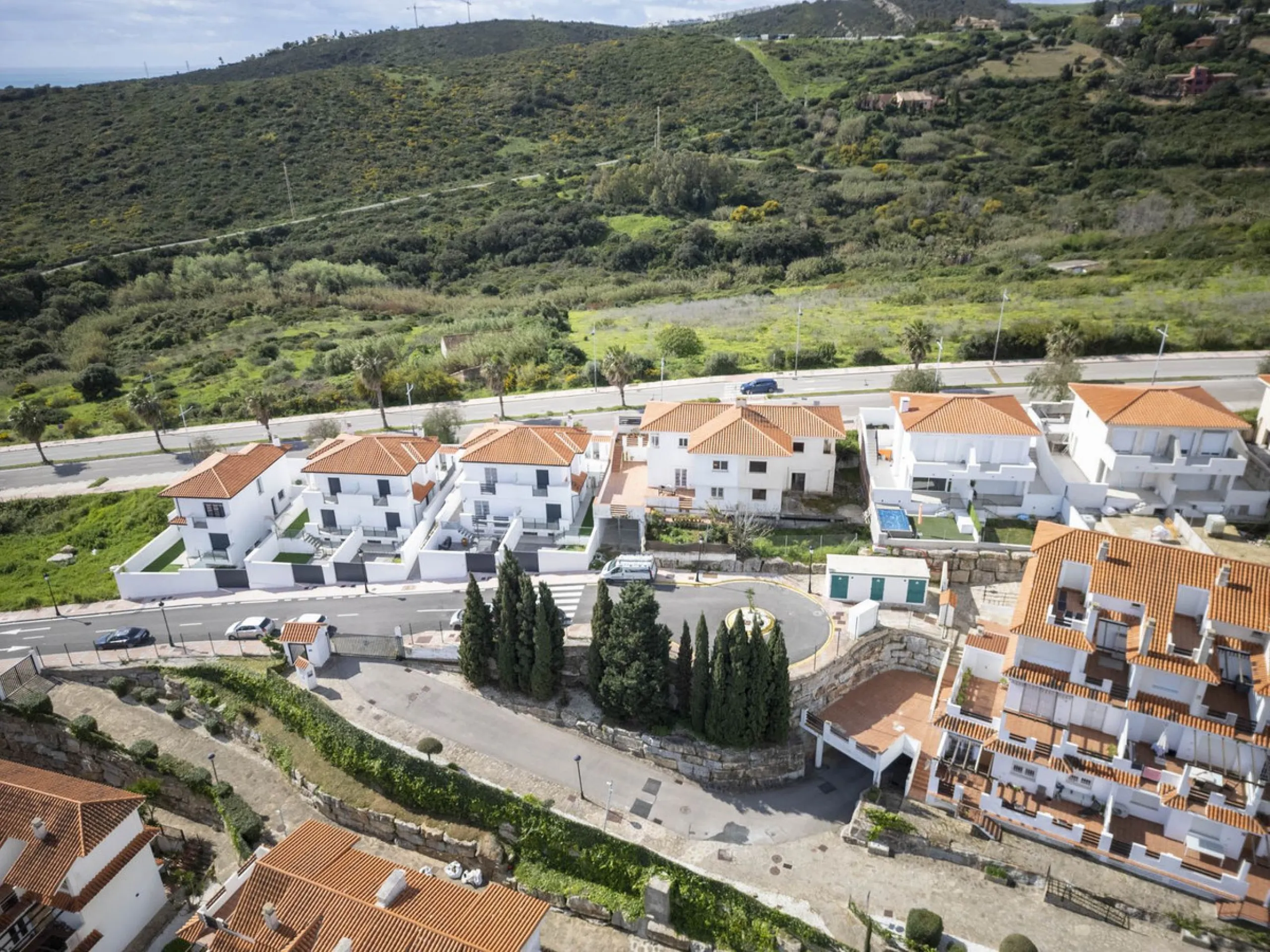 SEMI-DETACHED HOUSE WITH SEA VIEWS AND GREAT POTENTIAL IN LA DUQUESA