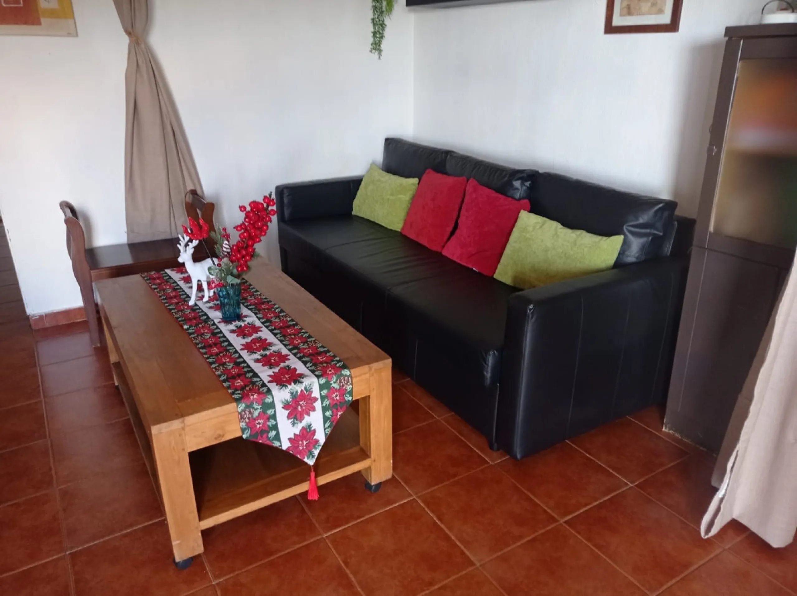 Apartment with 68 m²  2 bedrooms  just 5 minutes from the center of Marbella in the Mirador Padel Club area. It comprises a living room with direct access to a south-east facing terrace, 2 bedrooms, 1 bathroom, and a fully equipped kitchen. It is very wel