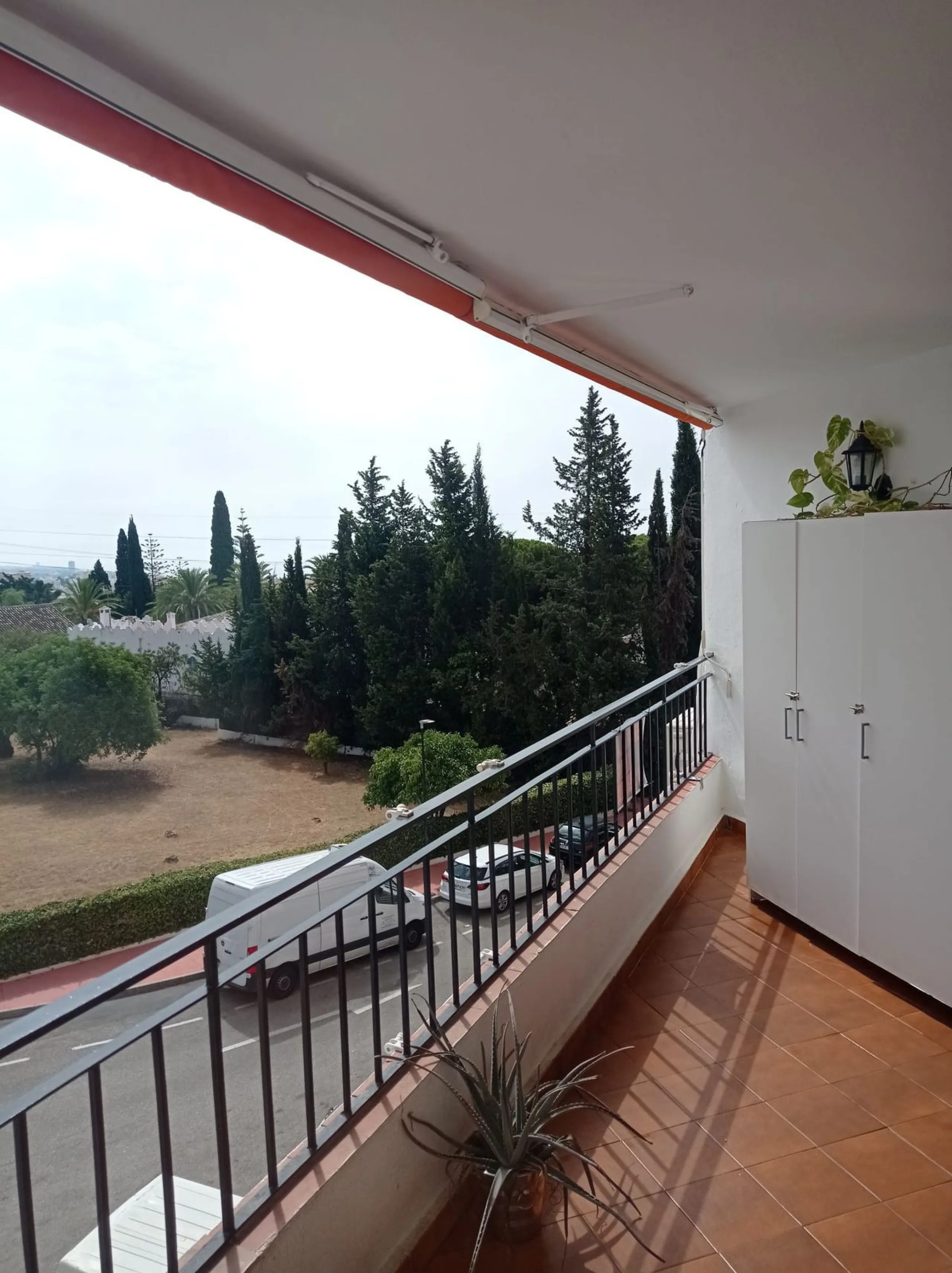Apartment with 68 m²  2 bedrooms  just 5 minutes from the center of Marbella in the Mirador Padel Club area. It comprises a living room with direct access to a south-east facing terrace, 2 bedrooms, 1 bathroom, and a fully equipped kitchen. It is very wel
