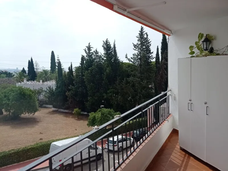 Apartment with 68 m²  2 bedrooms  just 5 minutes from the center of Marbella in the Mirador Padel Club area. It comprises a living room with direct access to a south-east facing terrace, 2 bedrooms, 1 bathroom, and a fully equipped kitchen. It is very wel