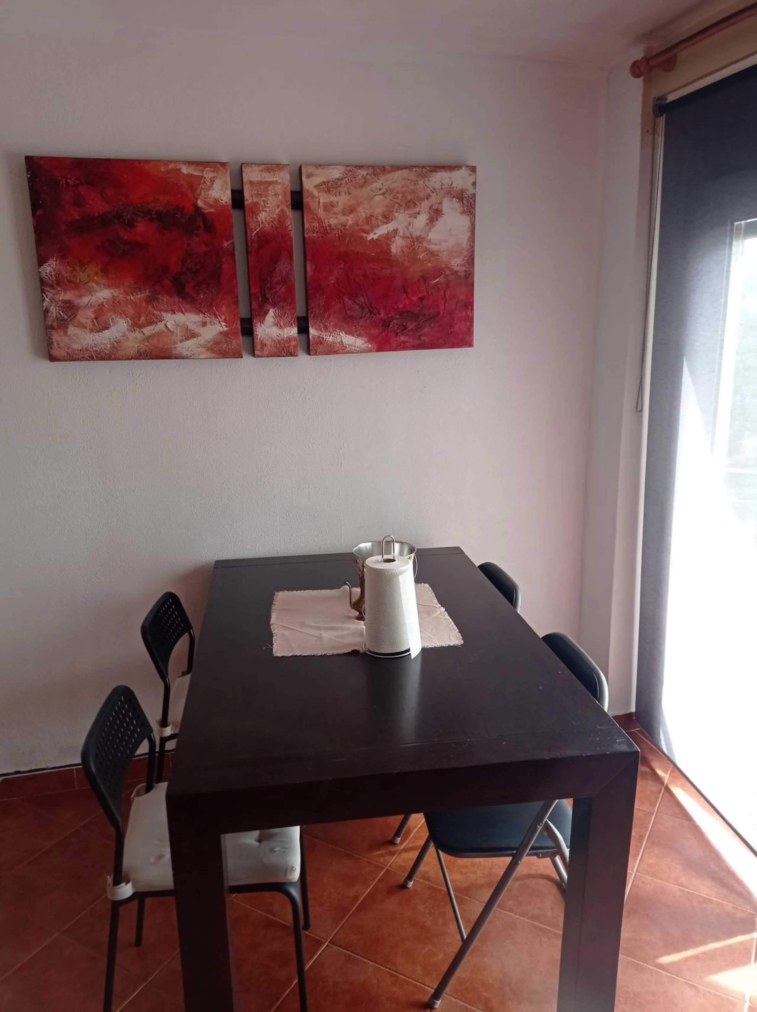 Apartment with 68 m²  2 bedrooms  just 5 minutes from the center of Marbella in the Mirador Padel Club area. It comprises a living room with direct access to a south-east facing terrace, 2 bedrooms, 1 bathroom, and a fully equipped kitchen. It is very wel