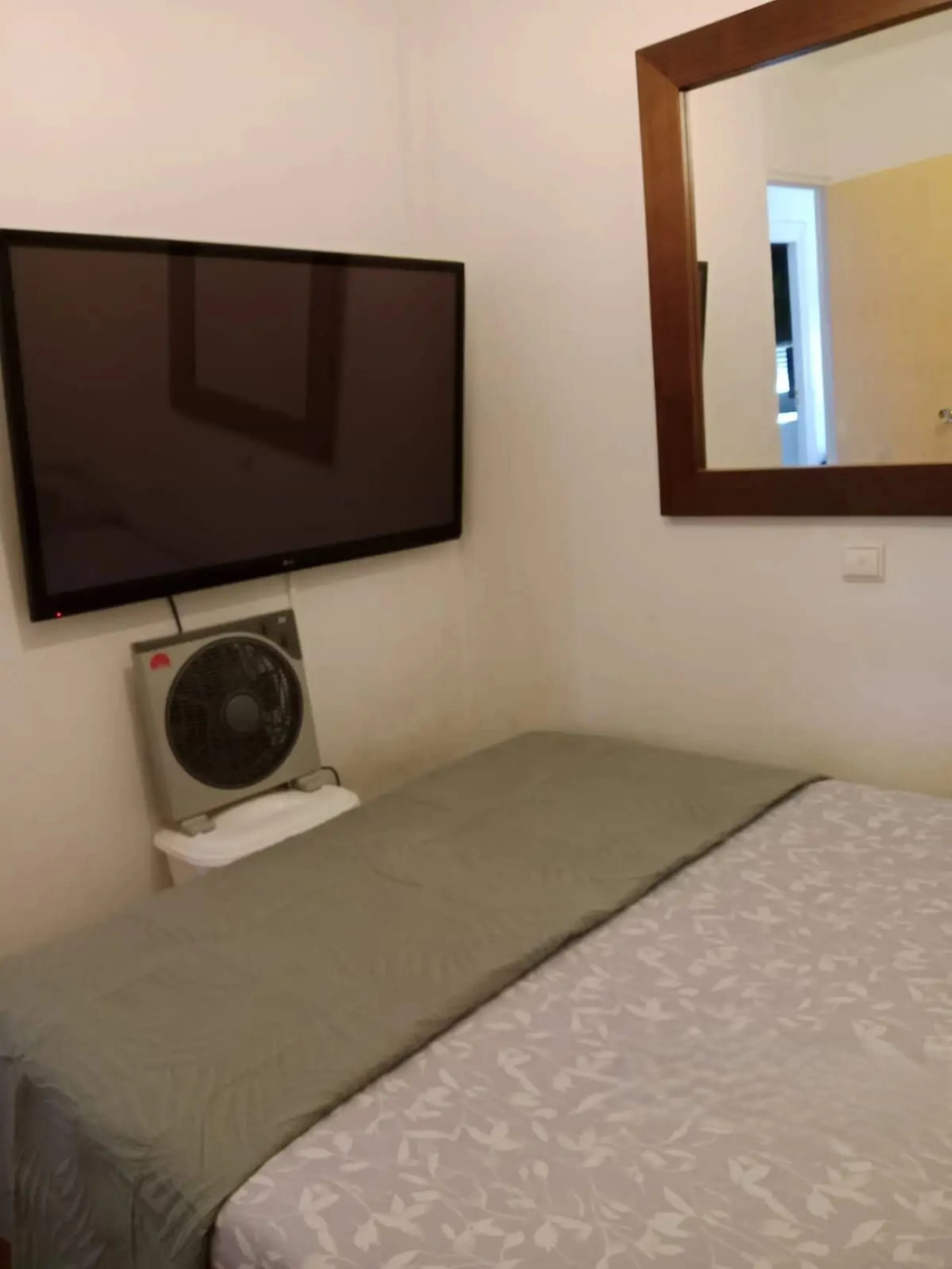 Apartment with 68 m²  2 bedrooms  just 5 minutes from the center of Marbella in the Mirador Padel Club area. It comprises a living room with direct access to a south-east facing terrace, 2 bedrooms, 1 bathroom, and a fully equipped kitchen. It is very wel