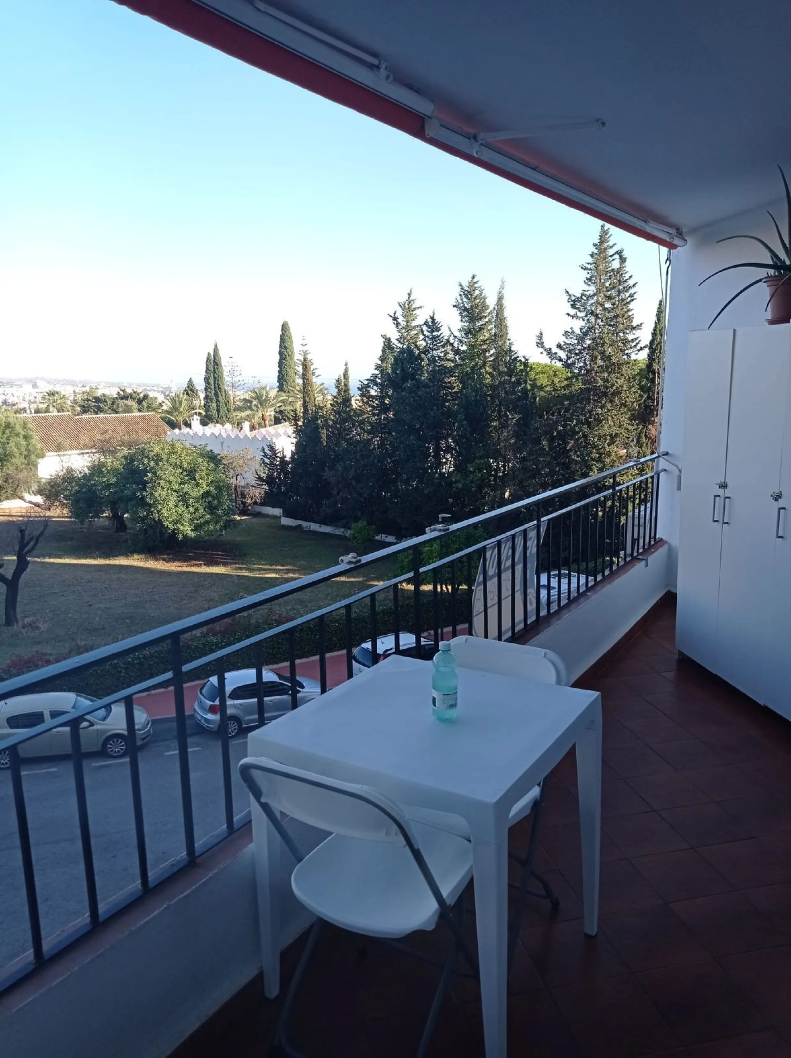 Apartment with 68 m²  2 bedrooms  just 5 minutes from the center of Marbella in the Mirador Padel Club area. It comprises a living room with direct access to a south-east facing terrace, 2 bedrooms, 1 bathroom, and a fully equipped kitchen. It is very wel