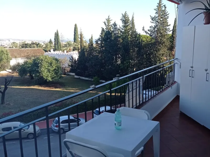 Apartment with 68 m²  2 bedrooms  just 5 minutes from the center of Marbella in the Mirador Padel Club area. It comprises a living room with direct access to a south-east facing terrace, 2 bedrooms, 1 bathroom, and a fully equipped kitchen. It is very wel
