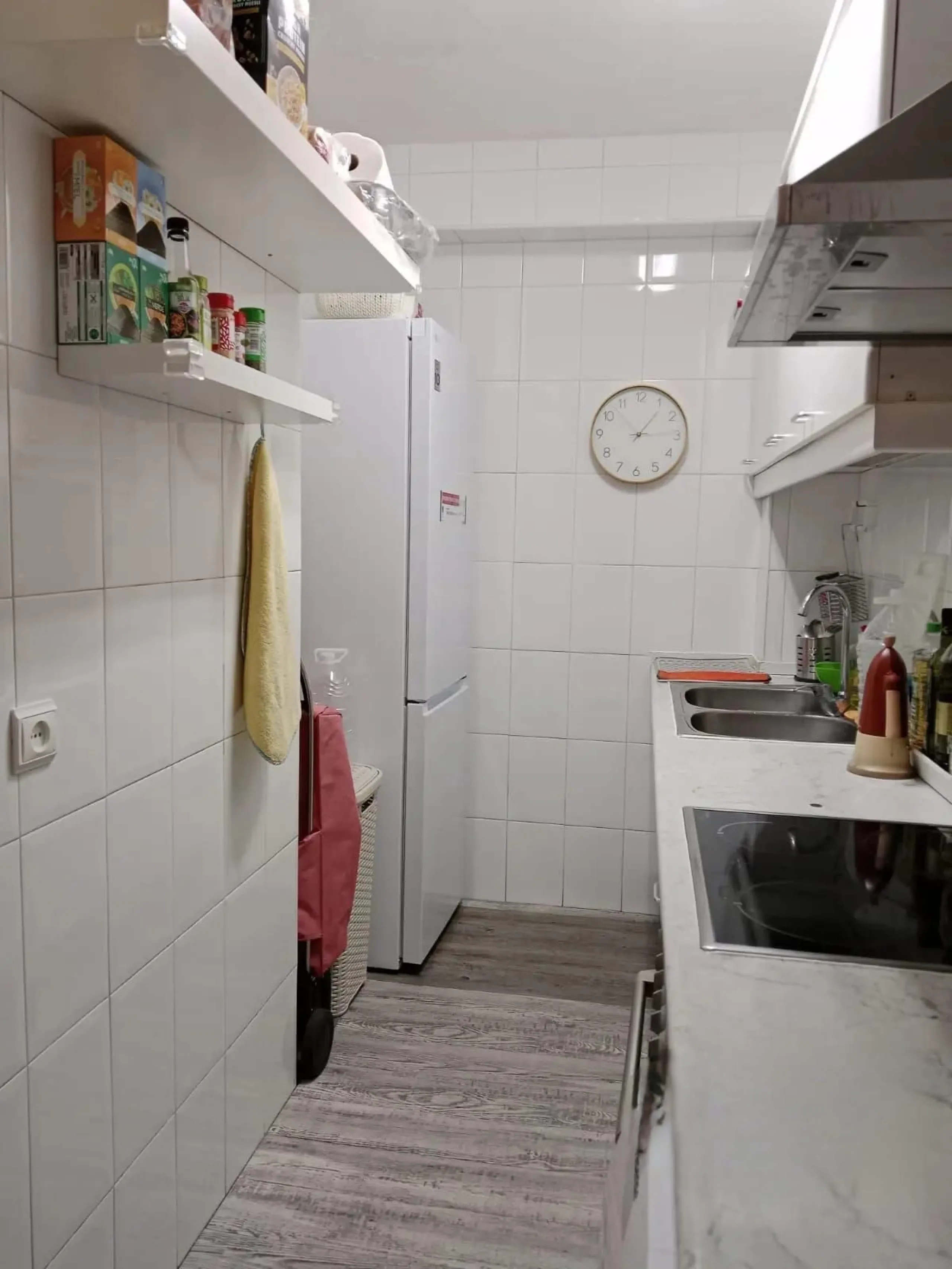 Apartment with 68 m²  2 bedrooms  just 5 minutes from the center of Marbella in the Mirador Padel Club area. It comprises a living room with direct access to a south-east facing terrace, 2 bedrooms, 1 bathroom, and a fully equipped kitchen. It is very wel
