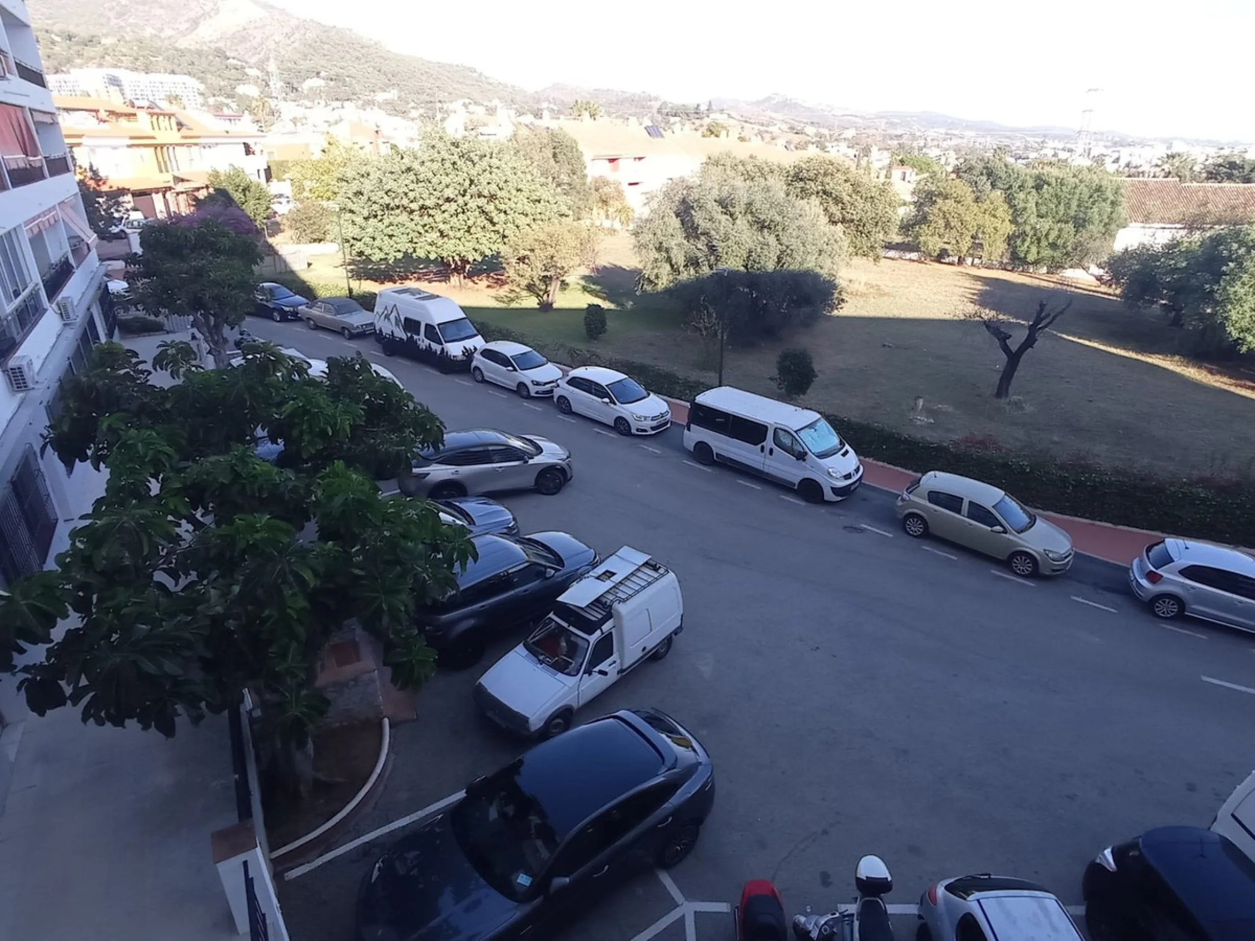 Apartment with 68 m²  2 bedrooms  just 5 minutes from the center of Marbella in the Mirador Padel Club area. It comprises a living room with direct access to a south-east facing terrace, 2 bedrooms, 1 bathroom, and a fully equipped kitchen. It is very wel