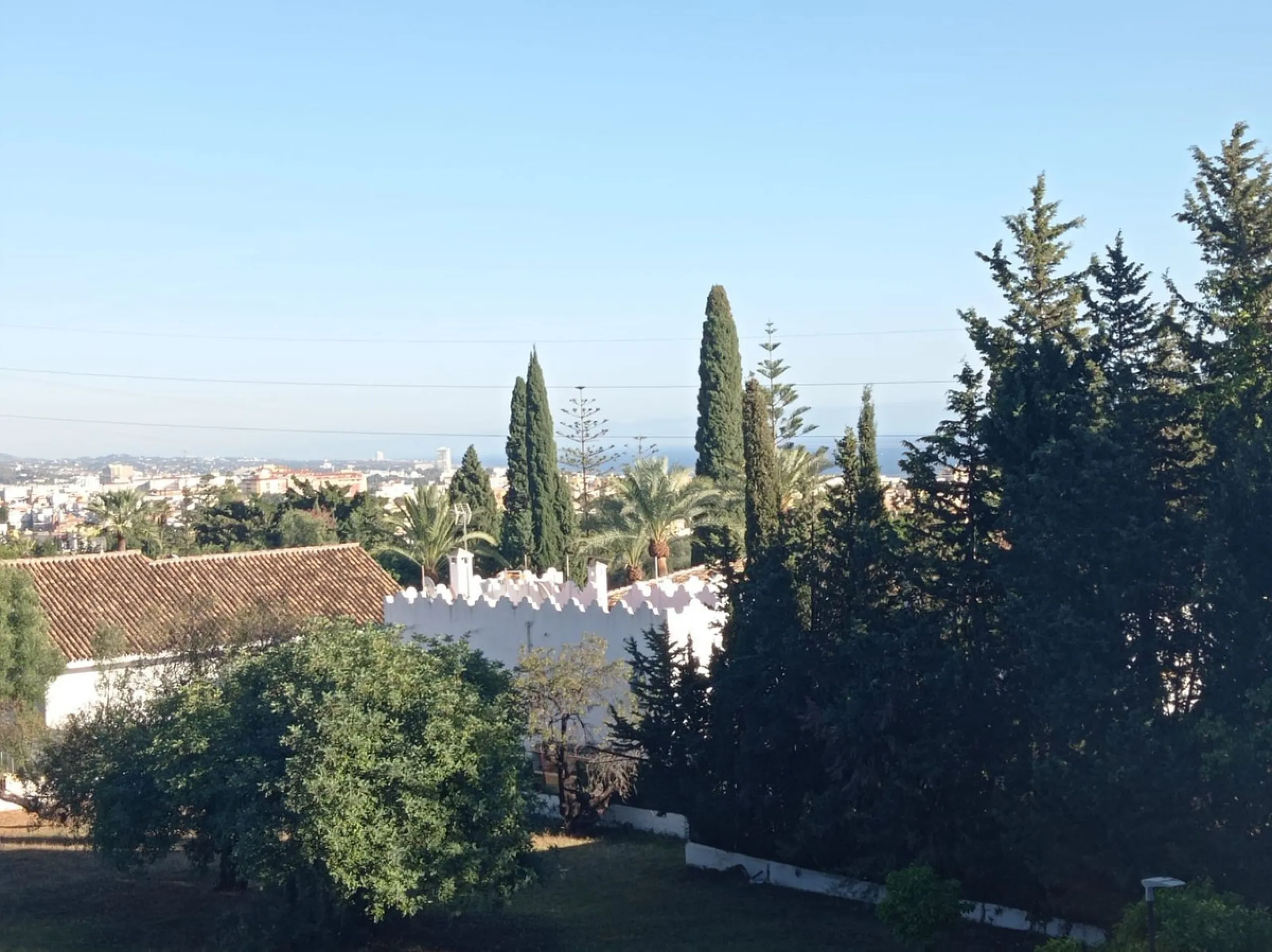 Apartment with 68 m²  2 bedrooms  just 5 minutes from the center of Marbella in the Mirador Padel Club area. It comprises a living room with direct access to a south-east facing terrace, 2 bedrooms, 1 bathroom, and a fully equipped kitchen. It is very wel