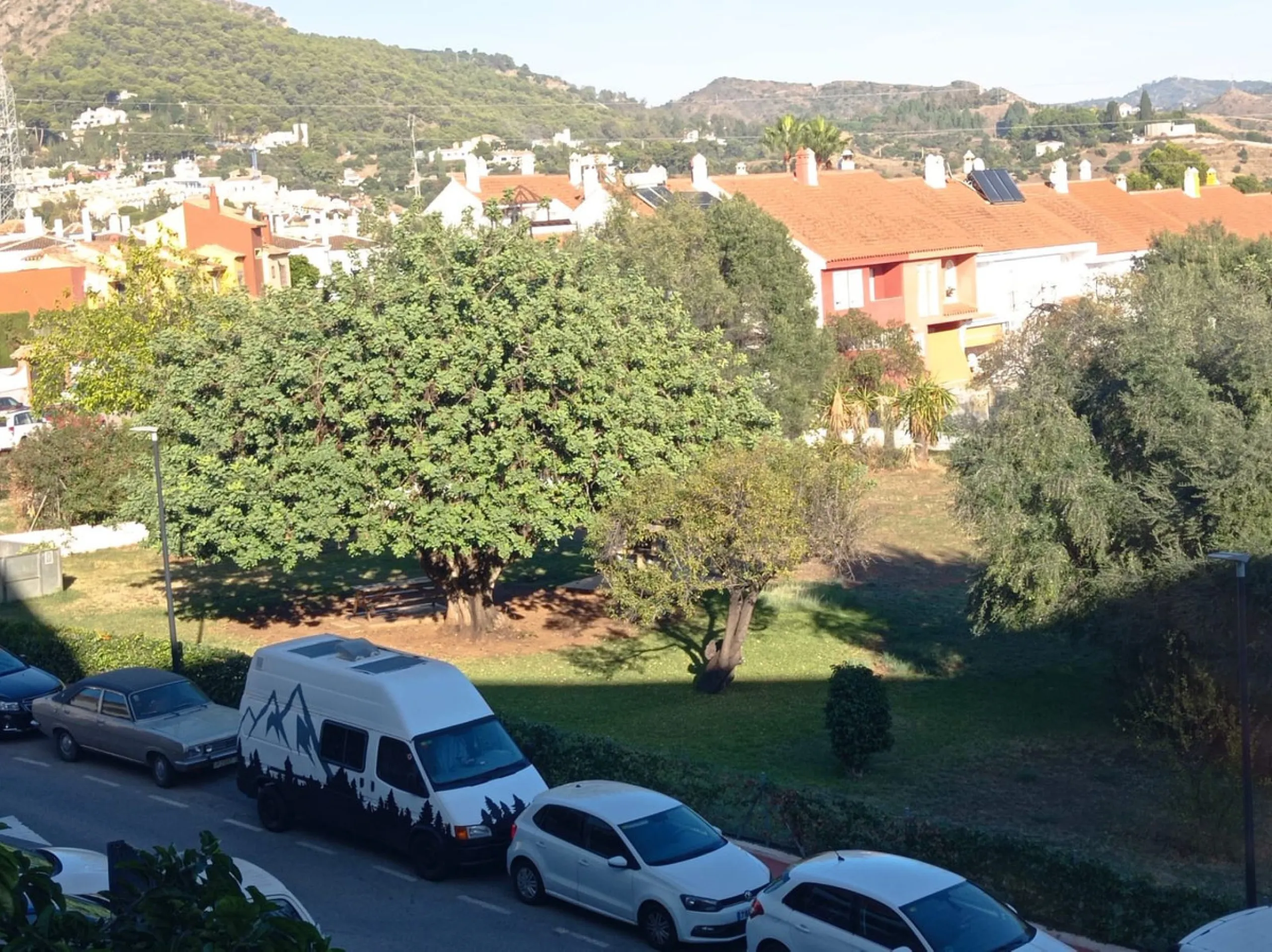 Apartment with 68 m²  2 bedrooms  just 5 minutes from the center of Marbella in the Mirador Padel Club area. It comprises a living room with direct access to a south-east facing terrace, 2 bedrooms, 1 bathroom, and a fully equipped kitchen. It is very wel