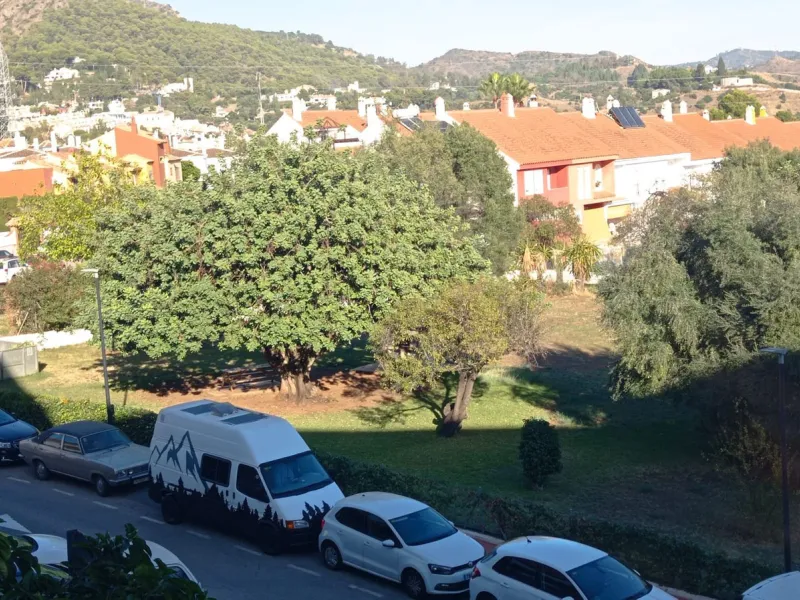 Apartment with 68 m²  2 bedrooms  just 5 minutes from the center of Marbella in the Mirador Padel Club area. It comprises a living room with direct access to a south-east facing terrace, 2 bedrooms, 1 bathroom, and a fully equipped kitchen. It is very wel