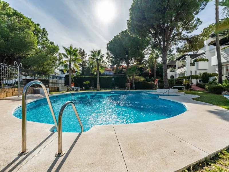 This delightful 2 bed apartment is flooded with light and enjoys the sun all day due to its South and West facing terrace.