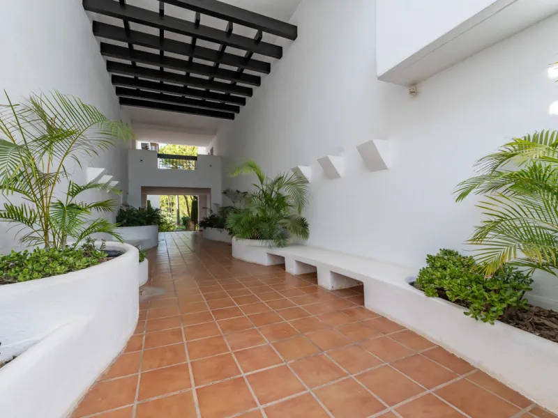 This delightful 2 bed apartment is flooded with light and enjoys the sun all day due to its South and West facing terrace.
