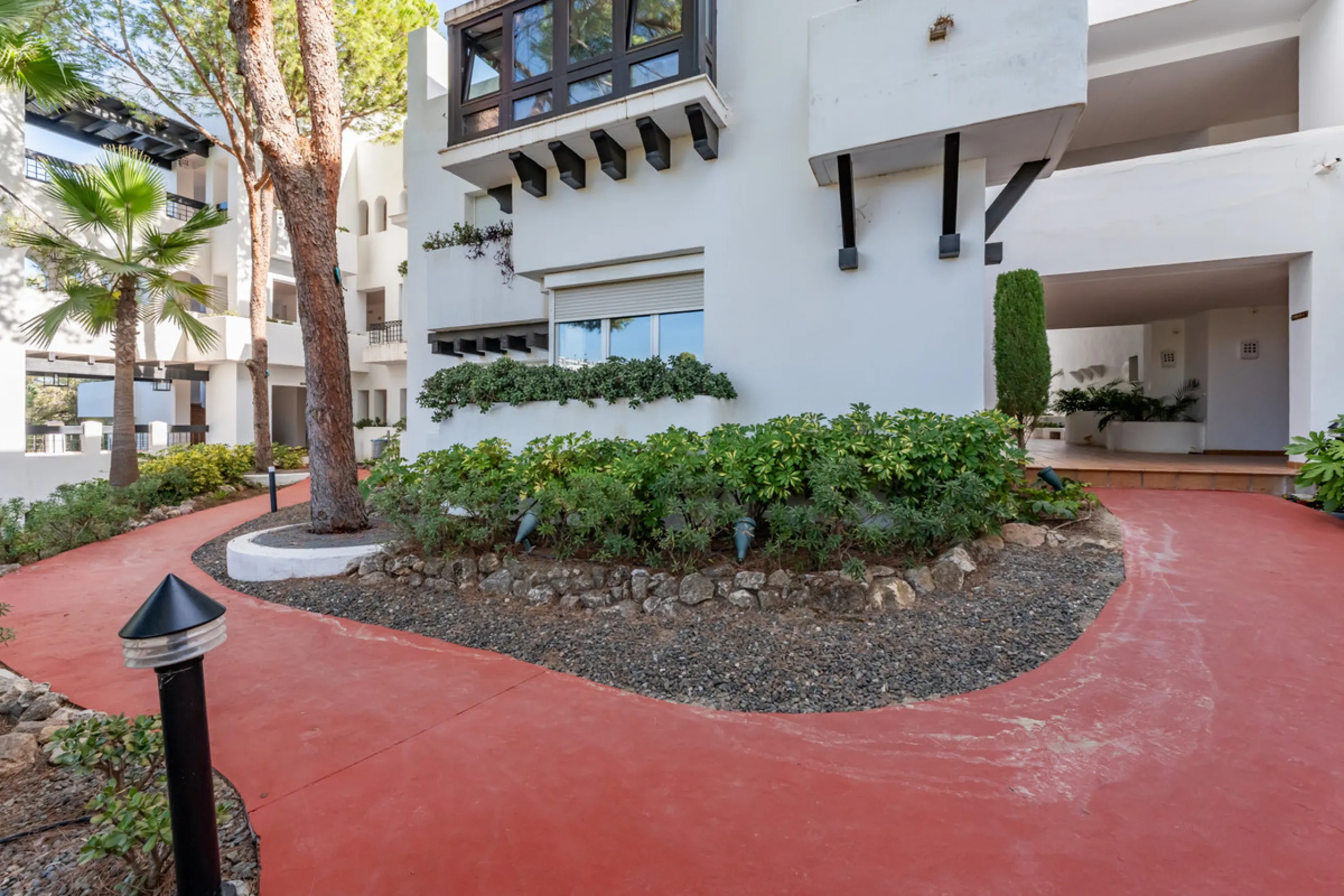This delightful 2 bed apartment is flooded with light and enjoys the sun all day due to its South and West facing terrace.