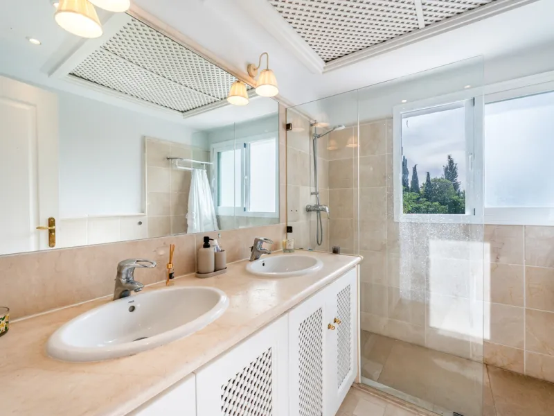 This delightful 2 bed apartment is flooded with light and enjoys the sun all day due to its South and West facing terrace.