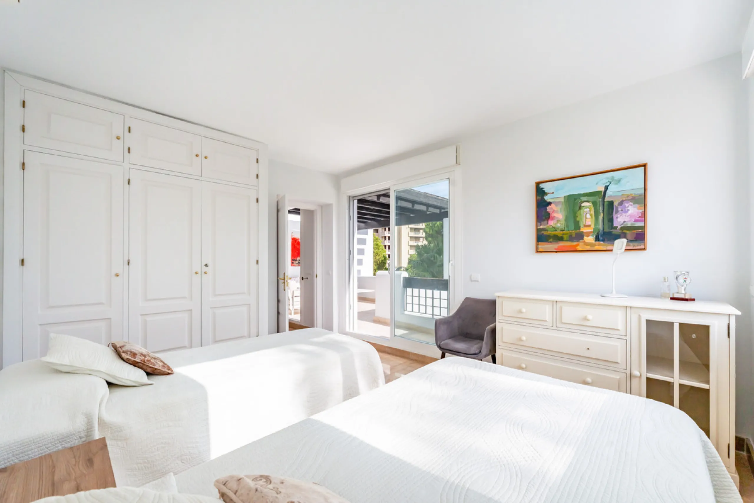 This delightful 2 bed apartment is flooded with light and enjoys the sun all day due to its South and West facing terrace.