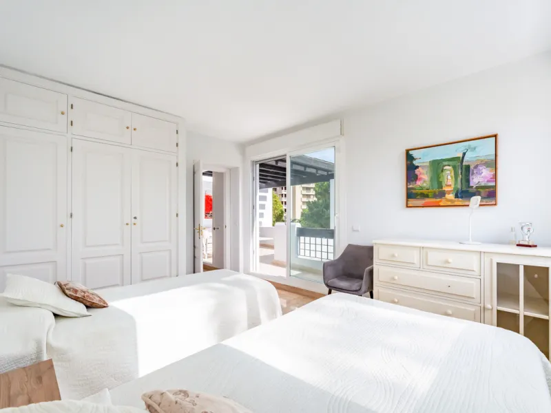 This delightful 2 bed apartment is flooded with light and enjoys the sun all day due to its South and West facing terrace.