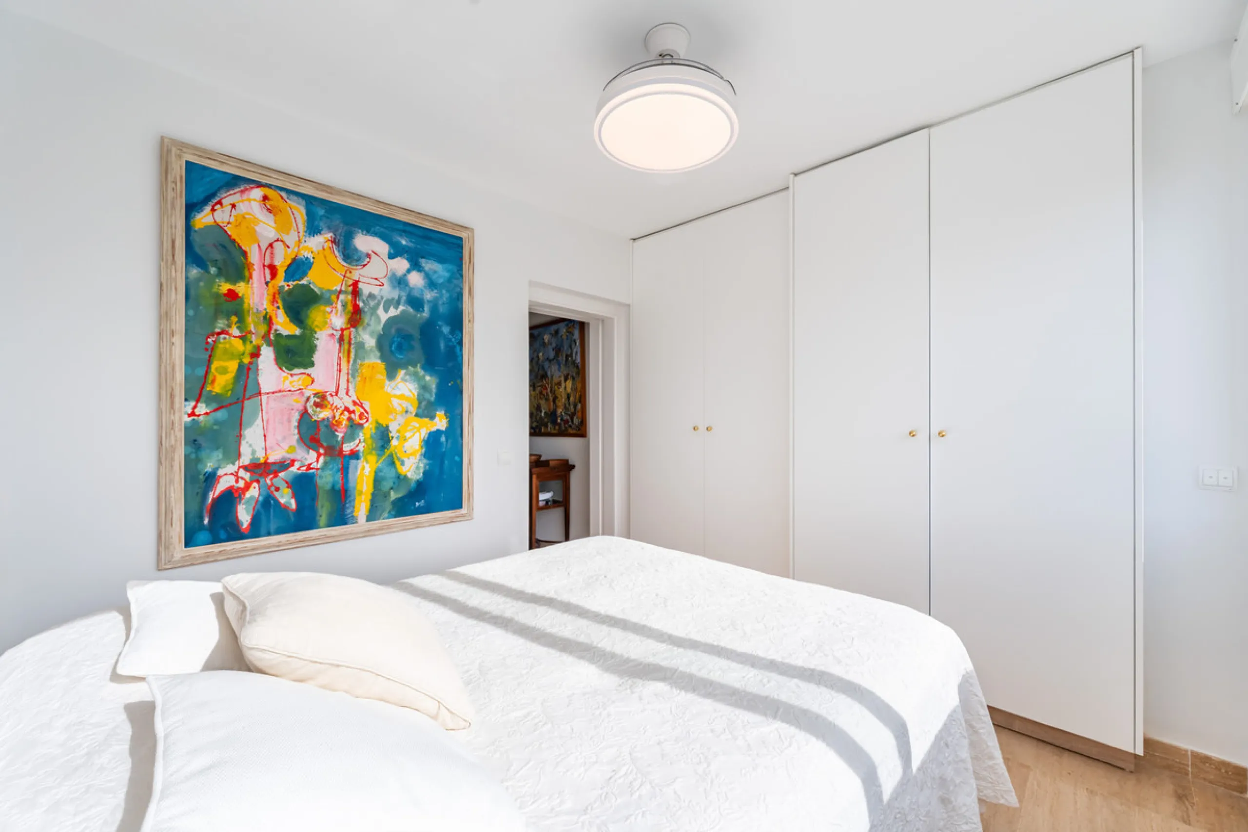 This delightful 2 bed apartment is flooded with light and enjoys the sun all day due to its South and West facing terrace.