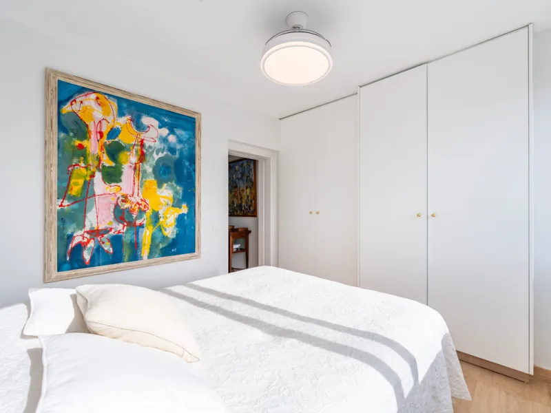 This delightful 2 bed apartment is flooded with light and enjoys the sun all day due to its South and West facing terrace.