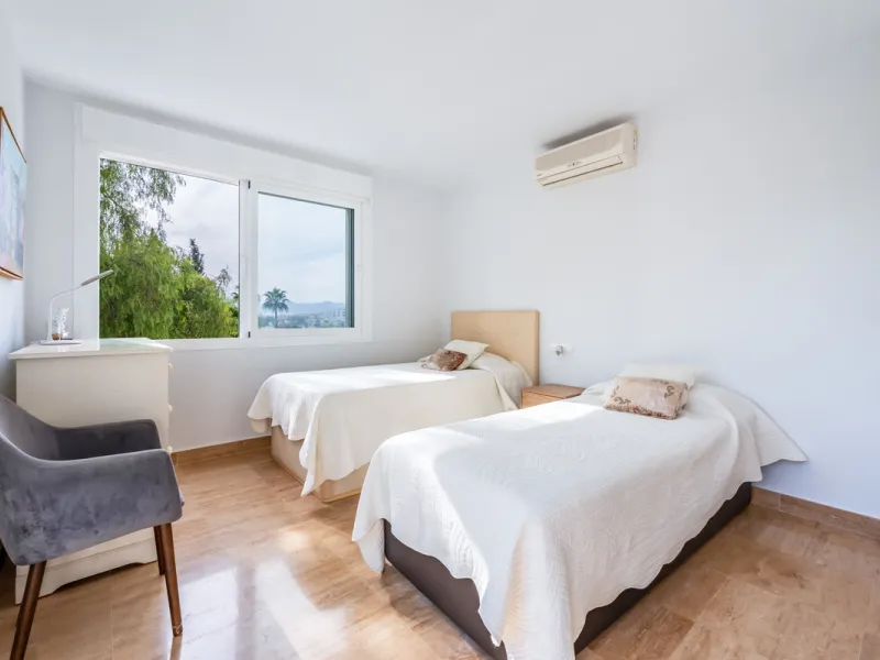 This delightful 2 bed apartment is flooded with light and enjoys the sun all day due to its South and West facing terrace.