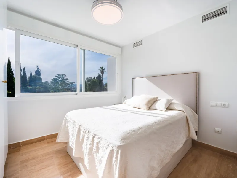 This delightful 2 bed apartment is flooded with light and enjoys the sun all day due to its South and West facing terrace.