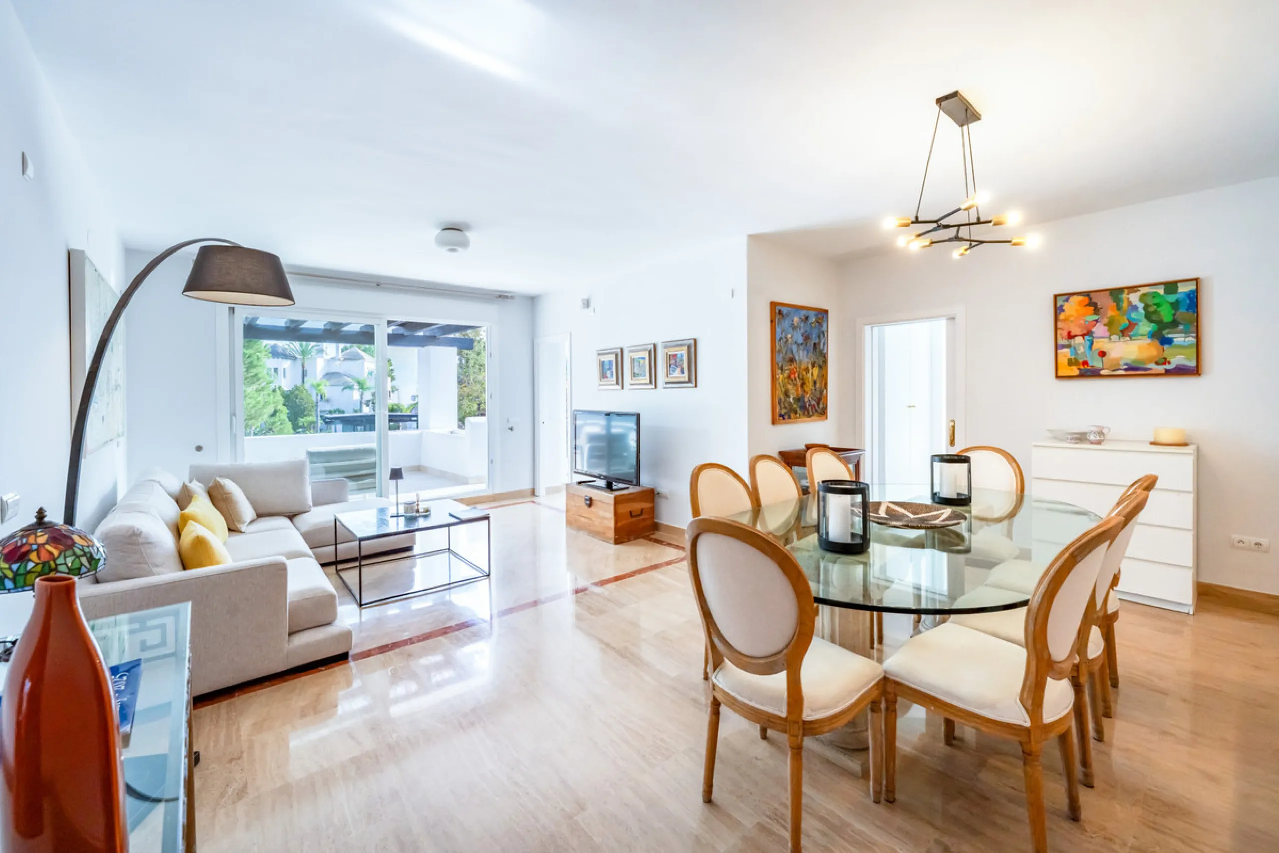 This delightful 2 bed apartment is flooded with light and enjoys the sun all day due to its South and West facing terrace.