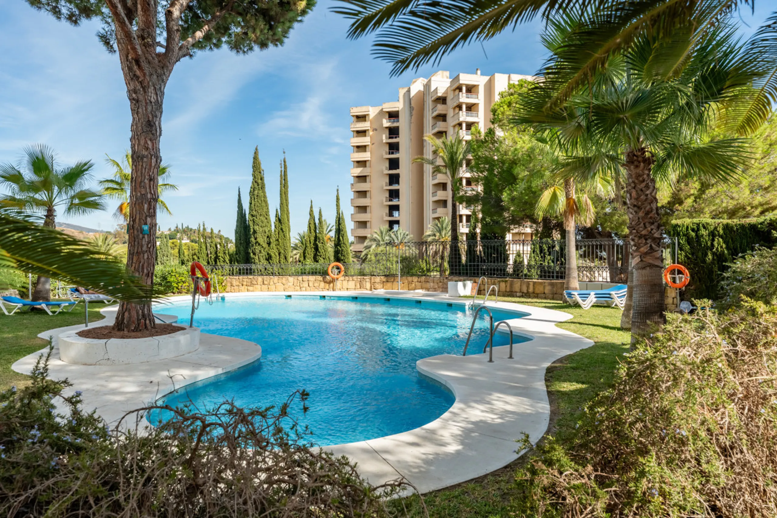 This delightful 2 bed apartment is flooded with light and enjoys the sun all day due to its South and West facing terrace.