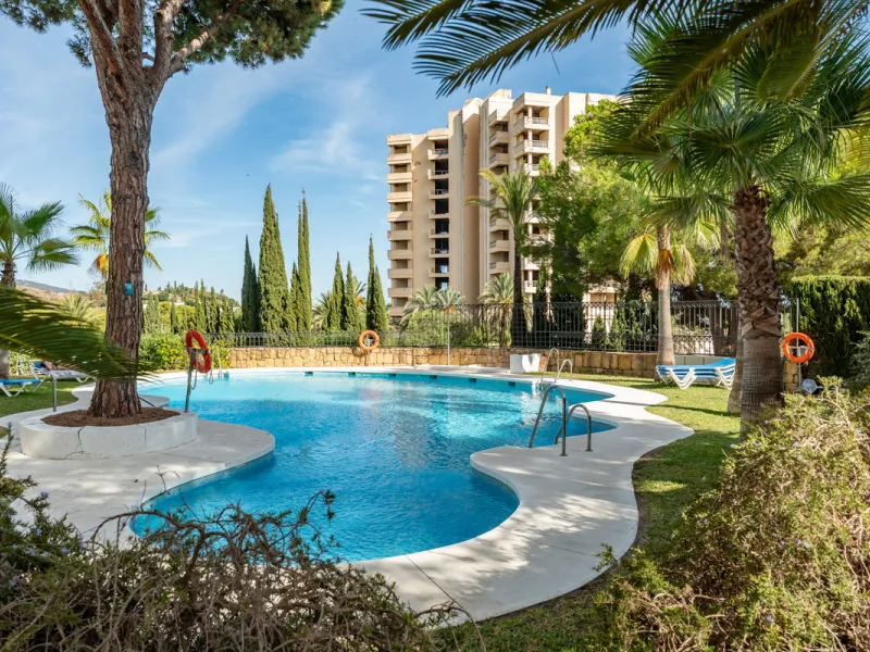 This delightful 2 bed apartment is flooded with light and enjoys the sun all day due to its South and West facing terrace.
