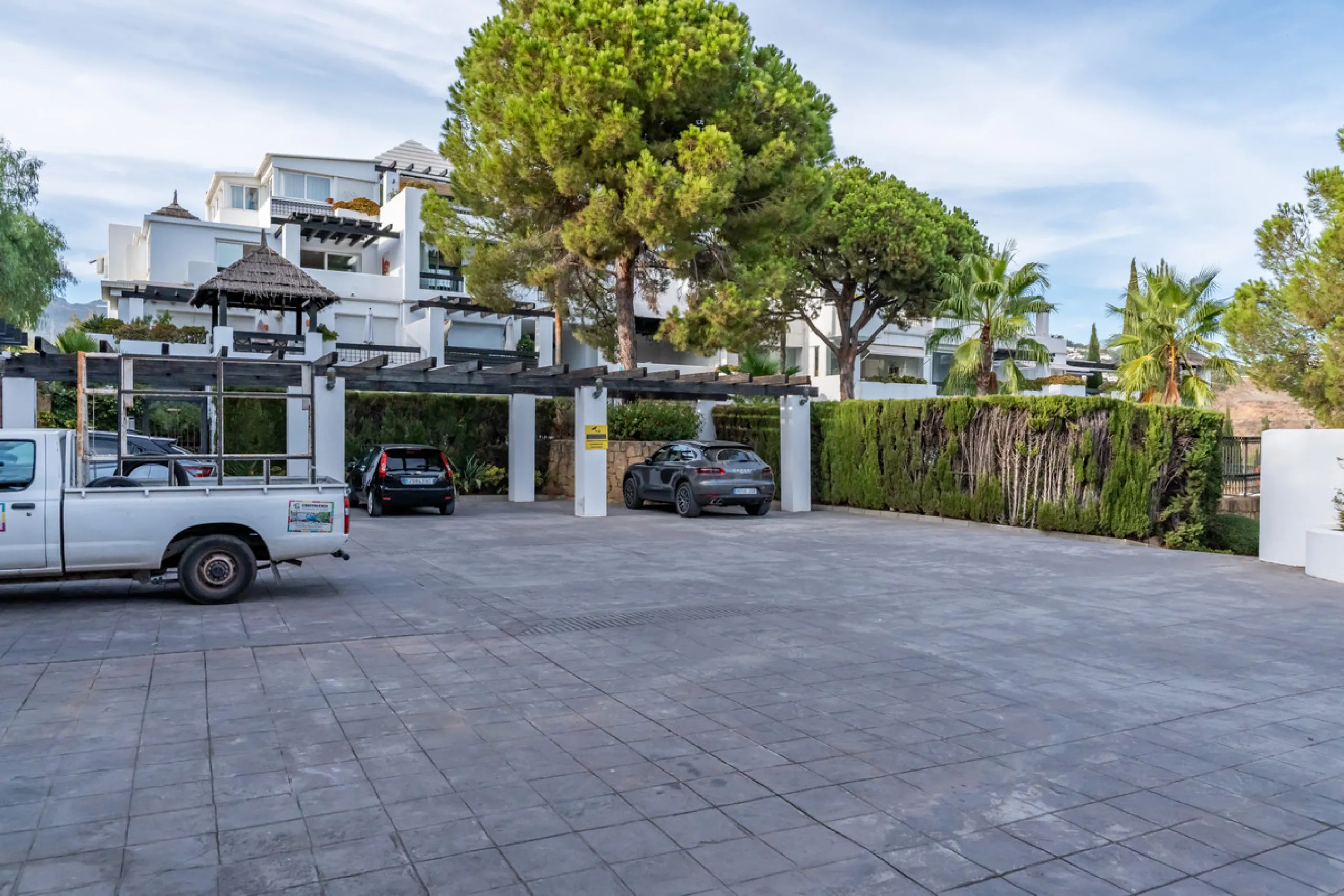 This delightful 2 bed apartment is flooded with light and enjoys the sun all day due to its South and West facing terrace.