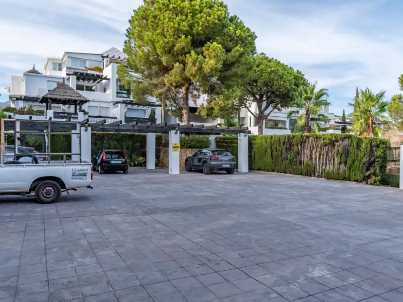 This delightful 2 bed apartment is flooded with light and enjoys the sun all day due to its South and West facing terrace.