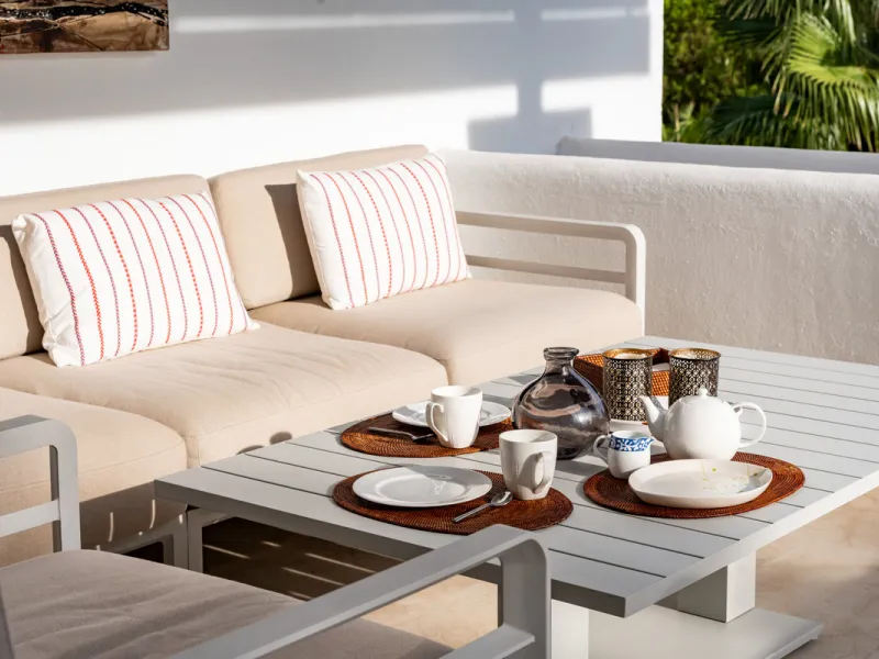 This delightful 2 bed apartment is flooded with light and enjoys the sun all day due to its South and West facing terrace.