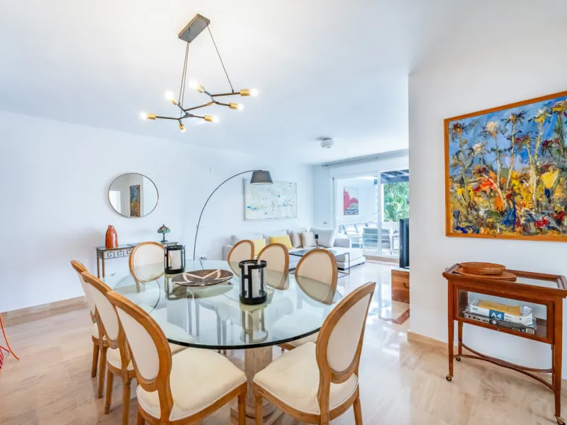 This delightful 2 bed apartment is flooded with light and enjoys the sun all day due to its South and West facing terrace.