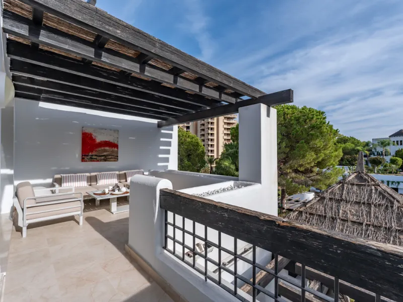 This delightful 2 bed apartment is flooded with light and enjoys the sun all day due to its South and West facing terrace.