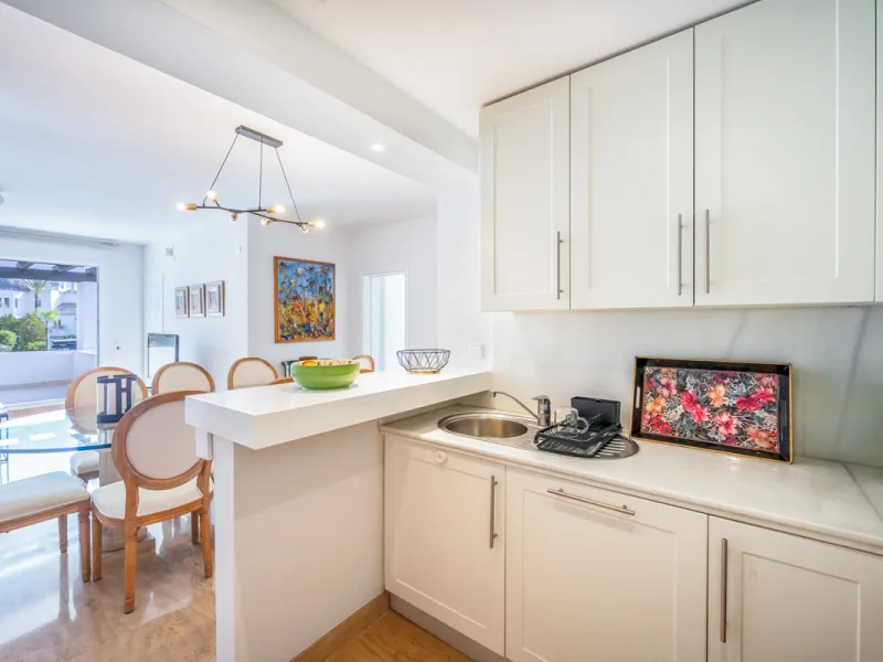 This delightful 2 bed apartment is flooded with light and enjoys the sun all day due to its South and West facing terrace.