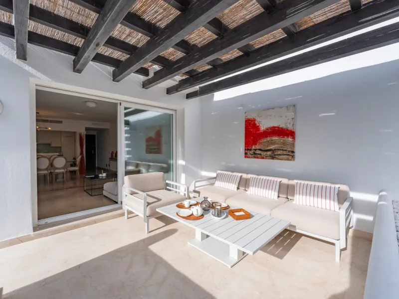This delightful 2 bed apartment is flooded with light and enjoys the sun all day due to its South and West facing terrace.