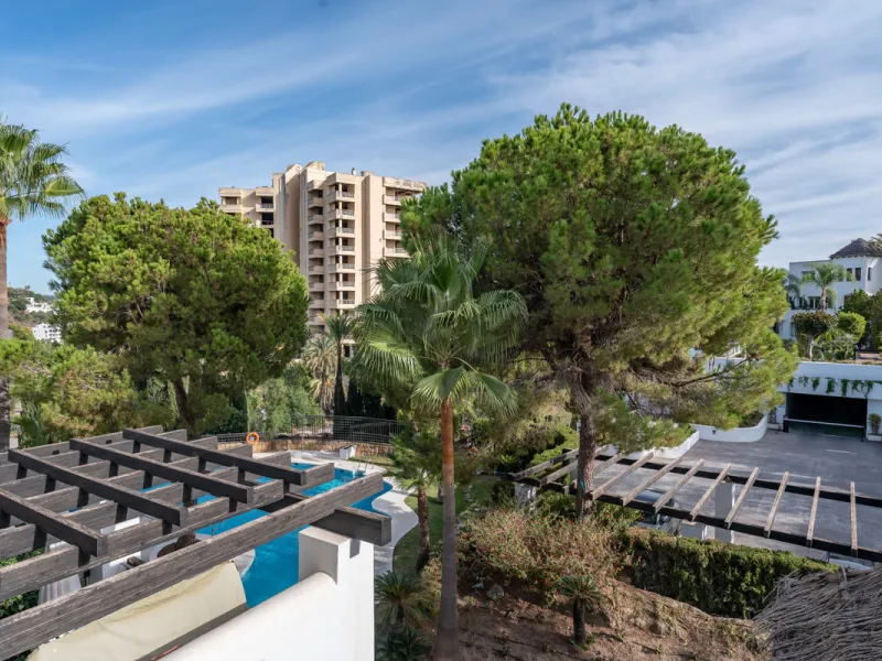 This delightful 2 bed apartment is flooded with light and enjoys the sun all day due to its South and West facing terrace.