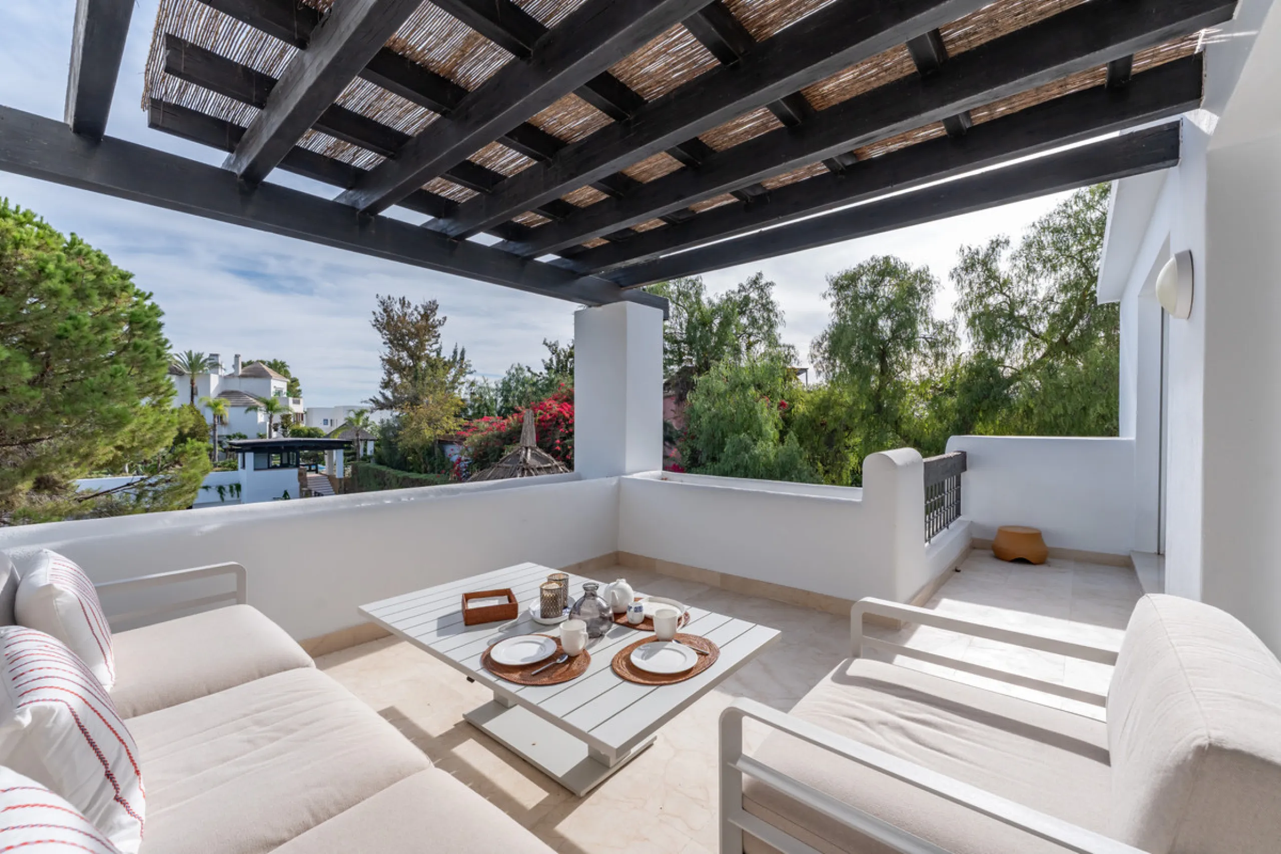 This delightful 2 bed apartment is flooded with light and enjoys the sun all day due to its South and West facing terrace.