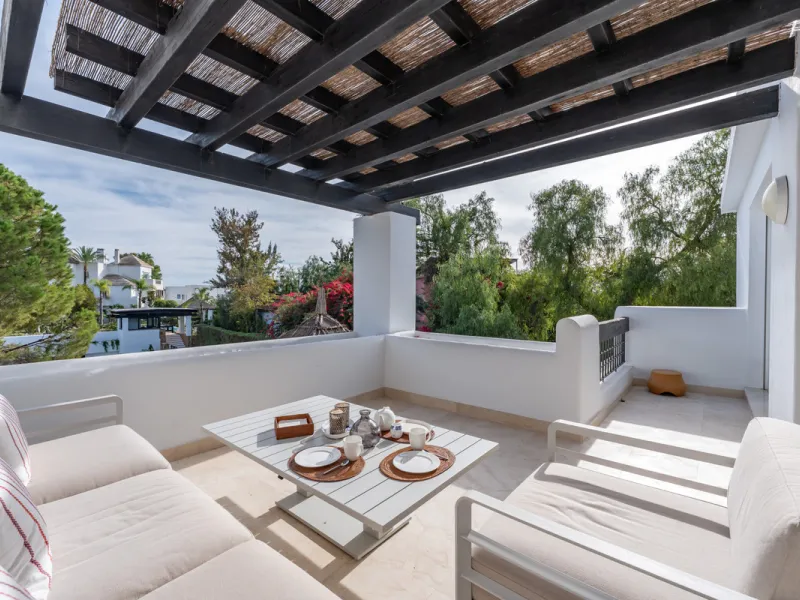 This delightful 2 bed apartment is flooded with light and enjoys the sun all day due to its South and West facing terrace.