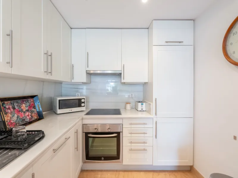 This delightful 2 bed apartment is flooded with light and enjoys the sun all day due to its South and West facing terrace.