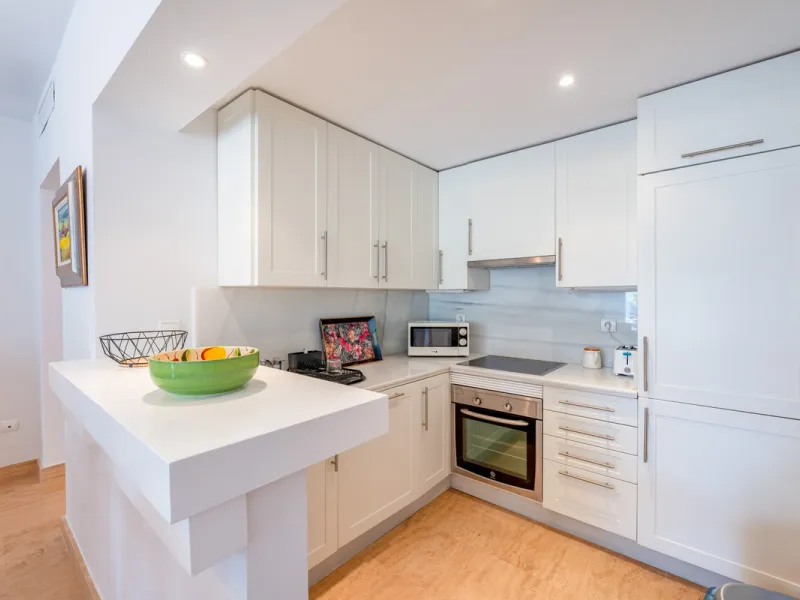 This delightful 2 bed apartment is flooded with light and enjoys the sun all day due to its South and West facing terrace.