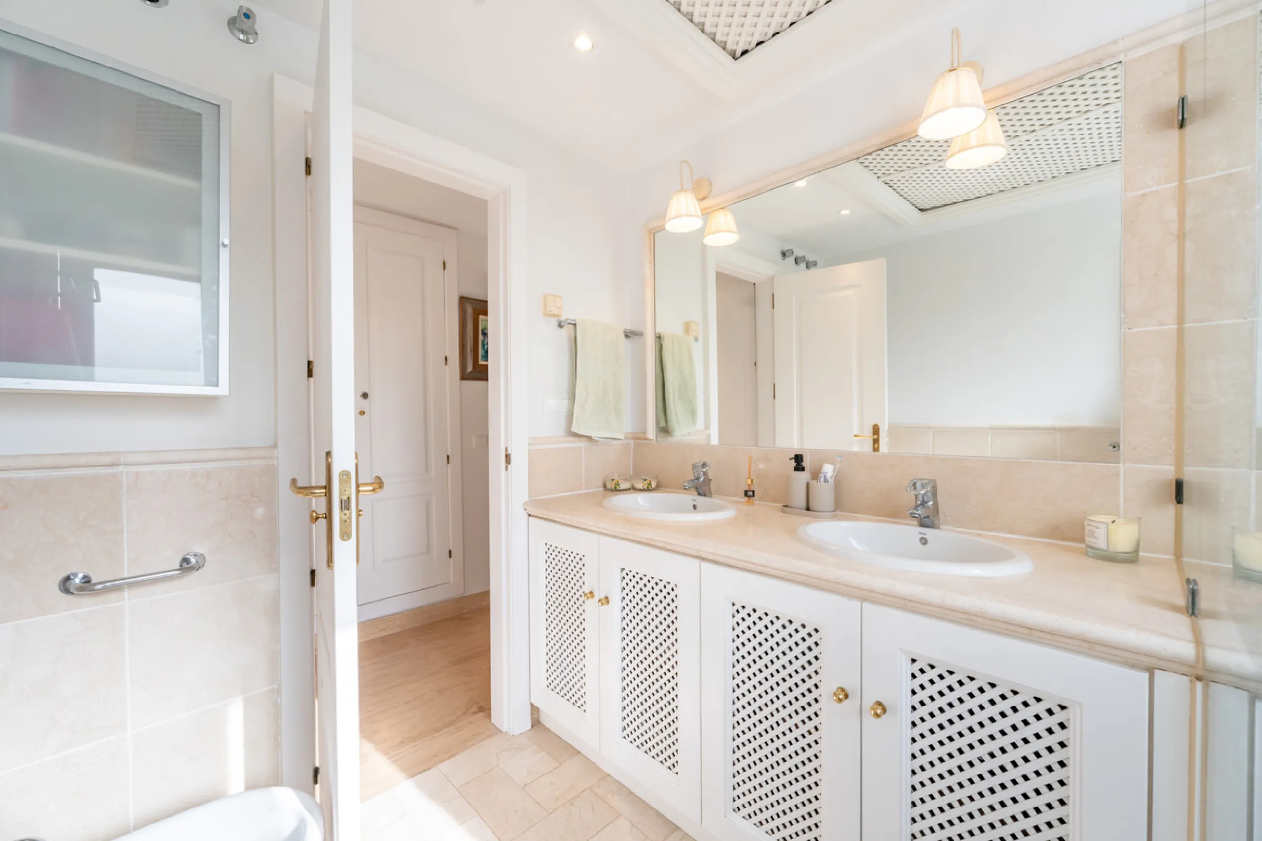This delightful 2 bed apartment is flooded with light and enjoys the sun all day due to its South and West facing terrace.
