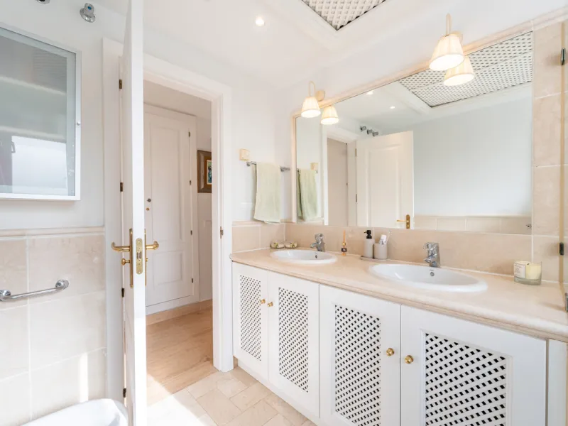 This delightful 2 bed apartment is flooded with light and enjoys the sun all day due to its South and West facing terrace.